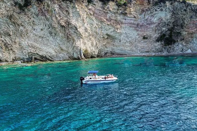 Kakome Bay, caves and hidden beaches with snorkelling