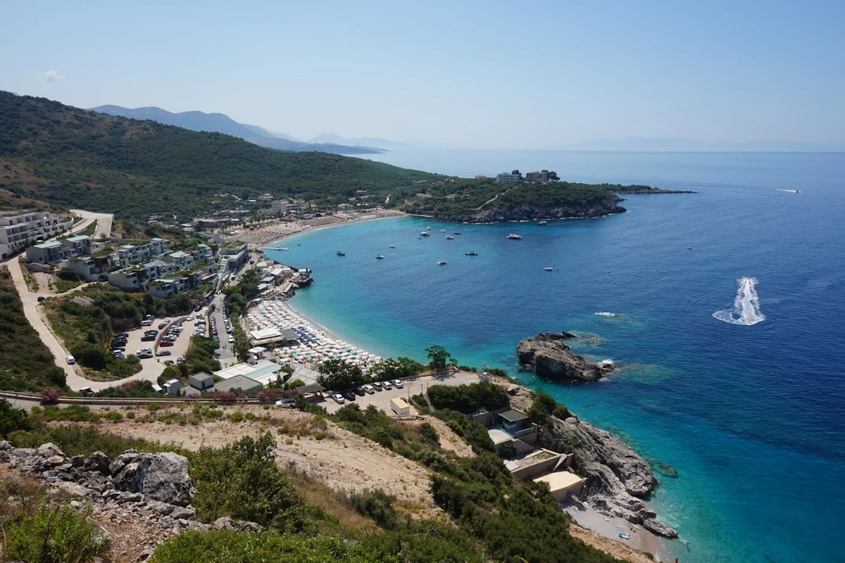 Playa Jale y calas de la Riviera albanesa, mejor recorridas en auto