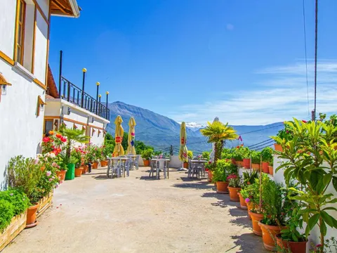 Terrasse de l'Hotel Bebej Tradicional à Gjirokastër