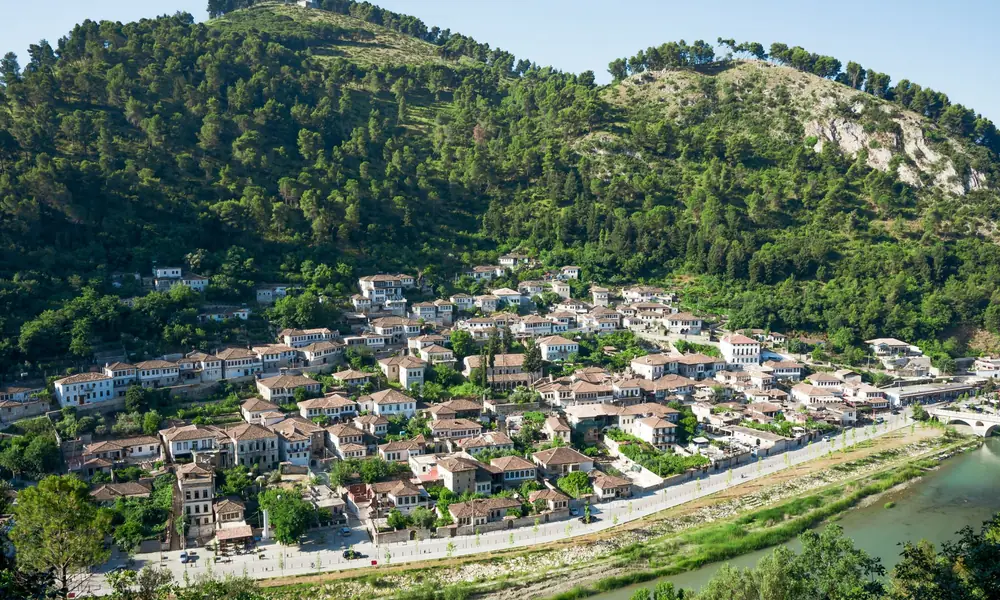 Barrio Gorica y el puente otomano de piedra sobre el río Osum, Berat