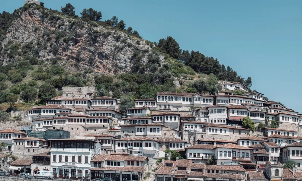 Barrio Mangalem de Berat con sus casas blancas y mil ventanas