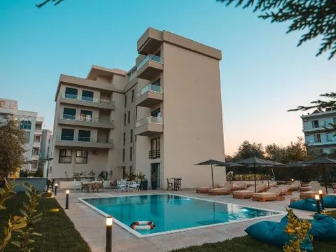 Piscina presso The Blue Wave Hotel, Himara