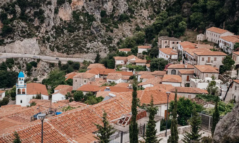 Pueblo viejo de Dhërmi en la ladera, con vistas al Jónico