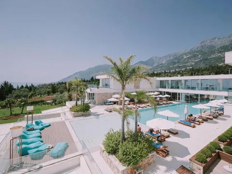 Esterno dell'Empire Beach Resort a Dhërmi