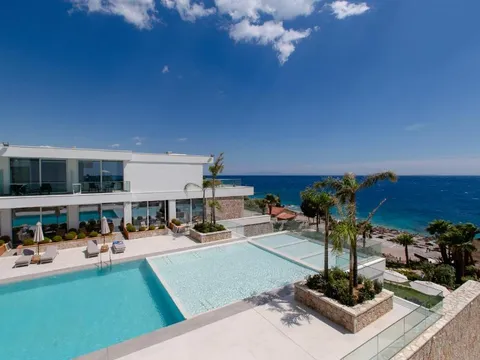 Piscina dell'Empire Beach Resort a Dhërmi