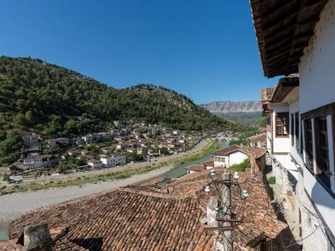 Balkon mit Aussicht im Guest House Mangalem in Berat