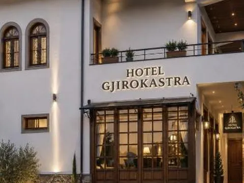 Façade de l'Hotel Gjirokastra à Gjirokastër