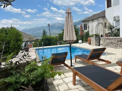 Piscine de l'Hotel Gjirokastra à Gjirokastër