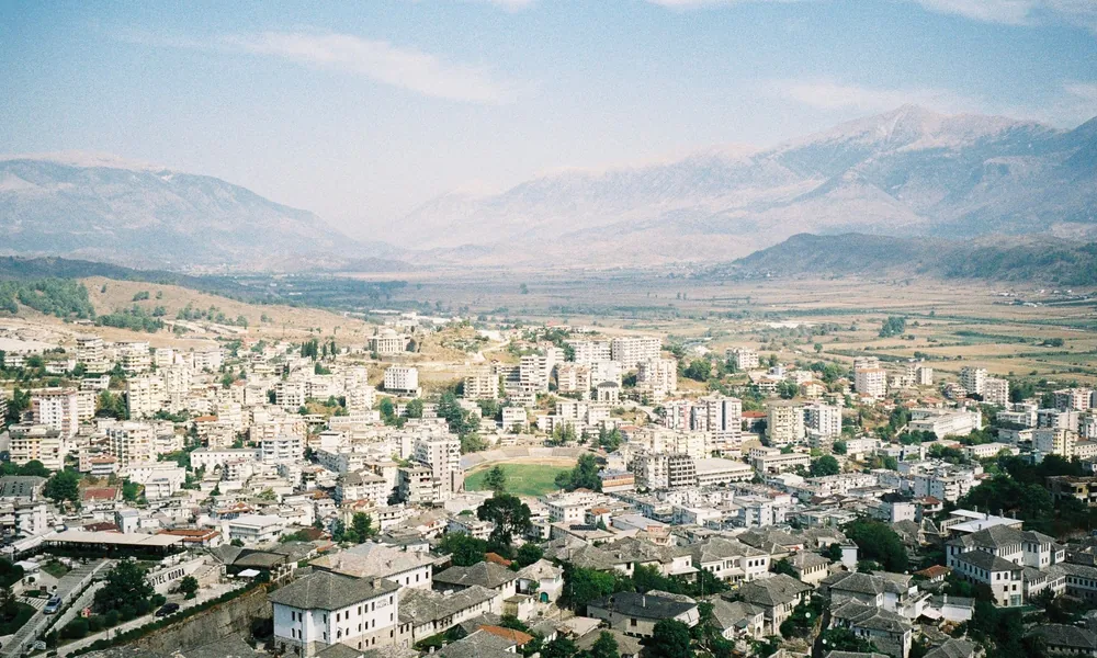 Vista de la ciudad baja de Gjirokastër y el valle