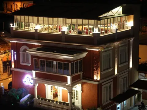 Budynek Hotel Boutique Restaurant Gloria w Tiranie