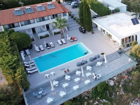 Esterno del Golden View Residence a Dhërmi
