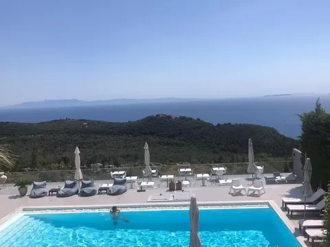 Piscina del Golden View Residence a Dhërmi