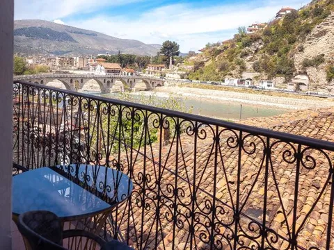 Balkon mit Aussicht im Hotel Gorica in Berat