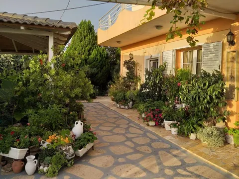 Garden and façade of the Guesthouse Villa Joanna & Mattheo in Saranda