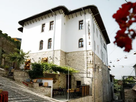 Façade de l'Hotel Kalemi 2 à Gjirokastër