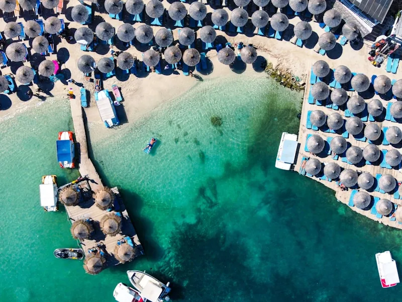 Playa de Ksamil con sombrillas y aguas turquesas desde el aire