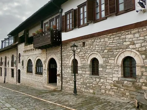 Außenansicht des Hotel Mangalemi in Berat