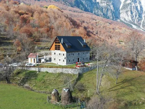 Esterno della Molla Guest House a Theth