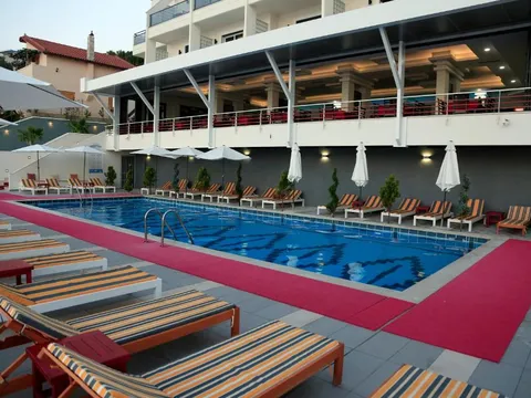 Pool im Hotel Picasso in Vlora