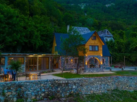 Esterno di villa prelatheth a Theth