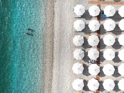 Spiaggia nei pressi di Rapo's Resort Hotel, Himara