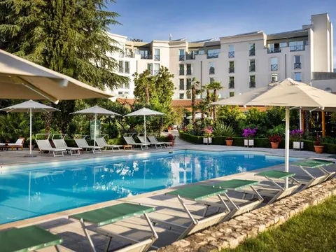 Basen w Rogner Hotel Tirana w Tiranie