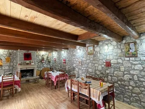 Ristorante della Guest House Rrashkadoli a Theth
