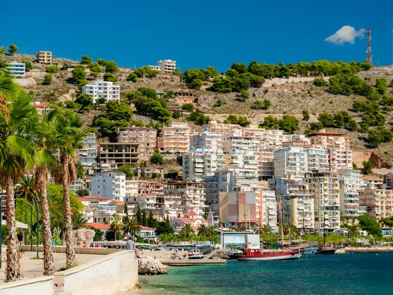 Playa y paseo de Saranda con palmeras, Riviera albanesa