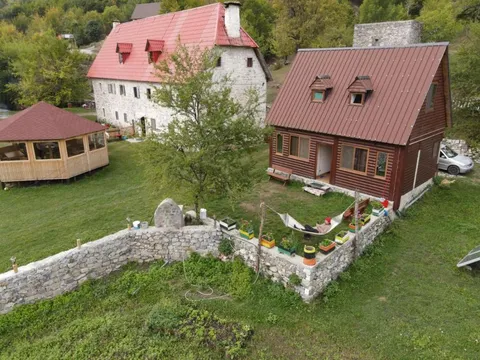 Esterno della Bujtina Terthorja a Theth