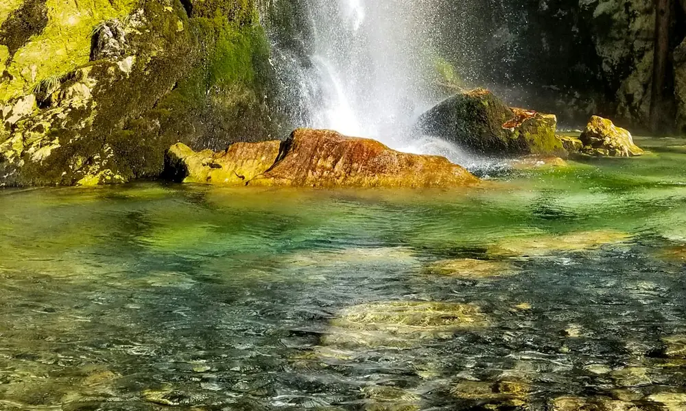 Ojo Azul de Theth, agua turquesa en el Parque Nacional