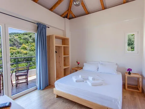 Room with a balcony over the valley at Toni Retzo Rooms in Himara