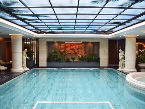 Basen w Xheko Imperial Luxury Hotel & Spa w Tiranie